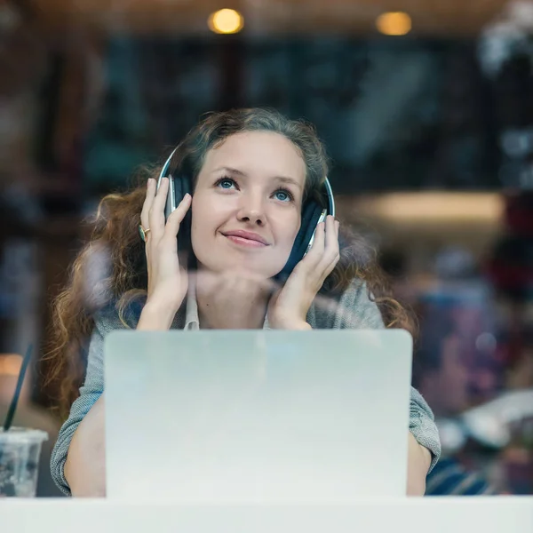 Gelukkig zakenvrouw portret tijdens het werken met haar laptop en l — Stockfoto