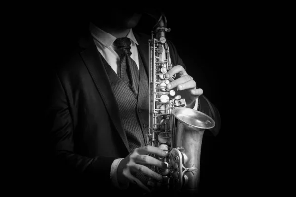 Detail Van Saxofoon Man Handen Geïsoleerd Tegen Zwarte Achtergrond Close — Stockfoto