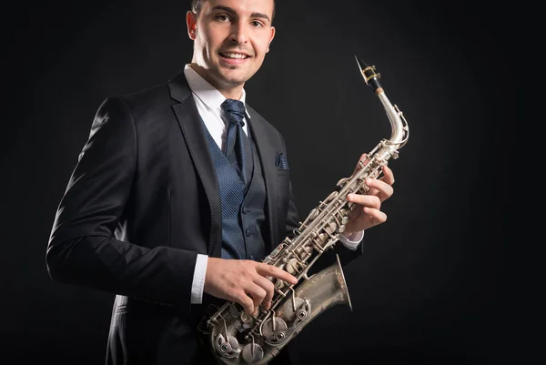 Saxofonspieler Mann Isoliert Vor Schwarzem Hintergrund Studioporträt Aus Nächster Nähe — Stockfoto