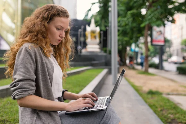 Concentre Retrato Mulher Negócios Enquanto Trabalha Com Seu Laptop Rua — Fotografia de Stock