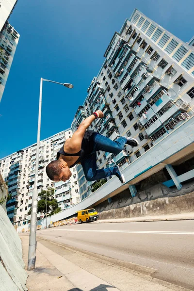 Portrait Corporel Complet Homme Parkour Sautant Haut Dans Rue — Photo