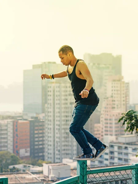 Retrato Homem Parkour Andar Vedação Com Horizonte Hong Kong Fundo — Fotografia de Stock