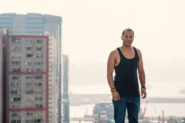 Retrato Sorridente Homem Parkour Actuar Rua Imagem Filtrada — Fotografia de Stock