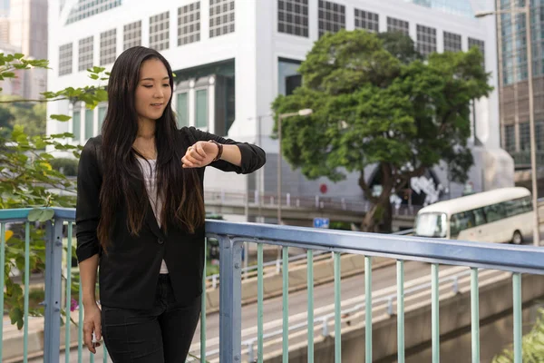 Joven Empresaria Comprobando Hora Cita Hong Kong — Foto de Stock