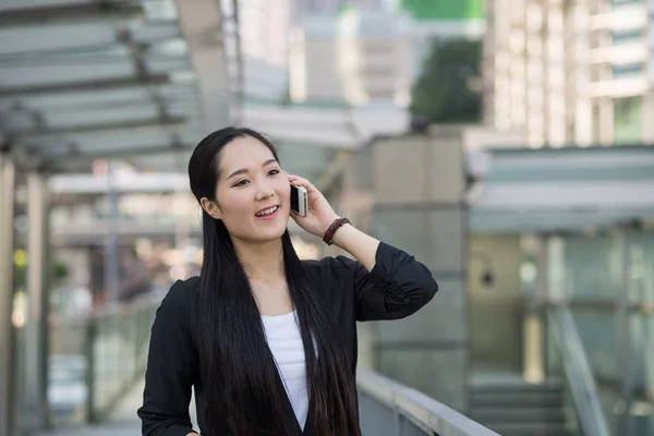 Young Businesswoman Portrait Talking Phone Hong Kong — стоковое фото