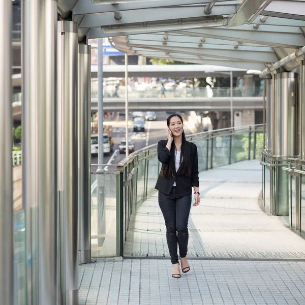 Young Businesswoman Portrait Walking Street Talking Phone Hong Kong — Stockfoto