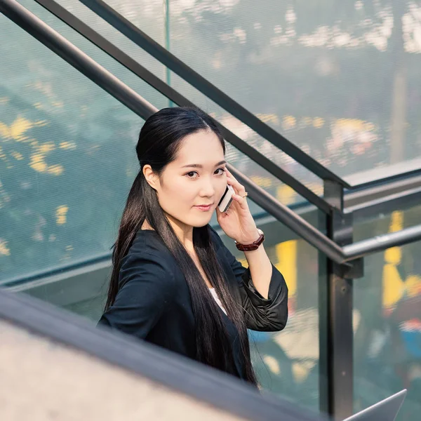 Joven Retrato Mujer Negocios Hablando Por Teléfono —  Fotos de Stock