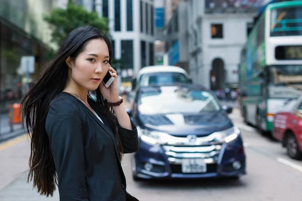 Young Businesswoman Portrait Talking Phone Central District Hong Kong — стоковое фото