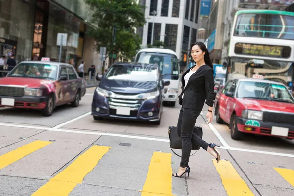 Young Businesswoman Dynamc Portrait Crossing Street Central District Hong Kong — ストック写真