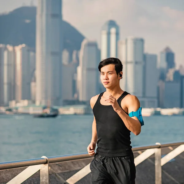 Fitness Man Running Hong Kong Promenade Filtered Image — стоковое фото