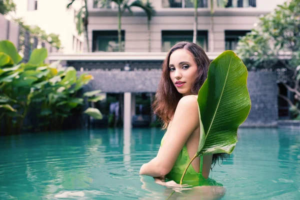 Sensual Retrato Mujer Hermosa Con Traje Baño Verde Relajante Piscina — Foto de Stock