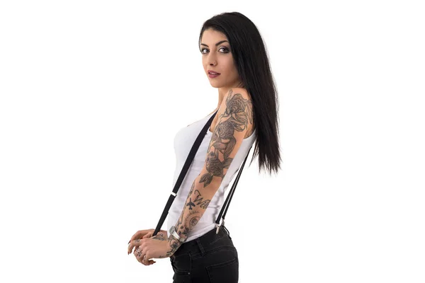 Vrouw portret met tatoeage tegen witte achtergrond. — Stockfoto