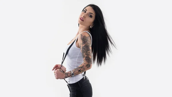 Ritratto donna con tatuaggio su sfondo bianco . — Foto Stock