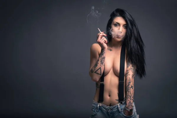 Ritratto ravvicinato di bella donna con il fumo del tatuaggio, wearin — Foto Stock