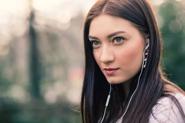 Retrato Adolescente Escuchando Música Con Auriculares Aire Libre Parque —  Fotos de Stock