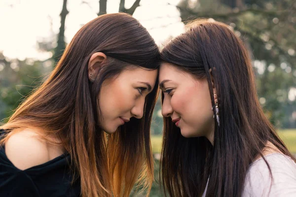 Portrait Young Sisters Head Head Outdoors Park — Stock Photo, Image