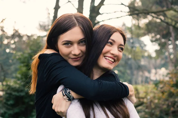 Portrait Souriant Jeunes Sœurs Embrassant Extérieur Dans Parc — Photo