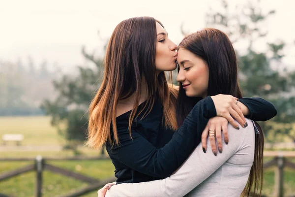 Ritratto Giovani Sorelle Che Abbracciano Baciano All Aperto Parco — Foto Stock
