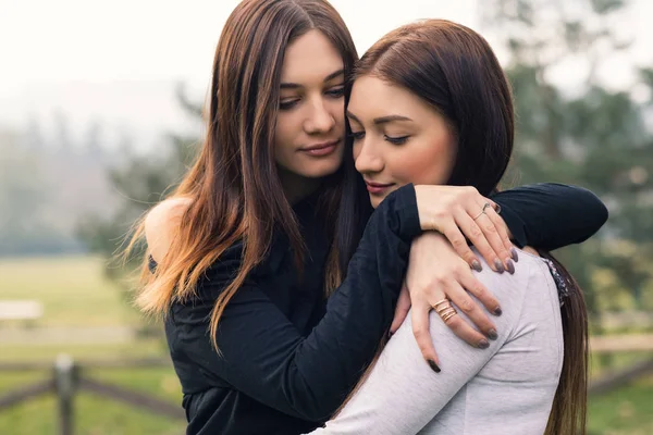 Intensywny Portret Młodych Sióstr Przytulających Się Świeżym Powietrzu Parku — Zdjęcie stockowe