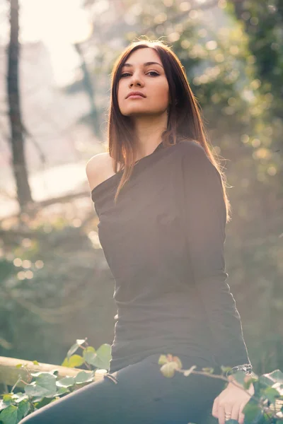 秋の公園で屋外の若い女性の美しい肖像画 バックライトフレア — ストック写真