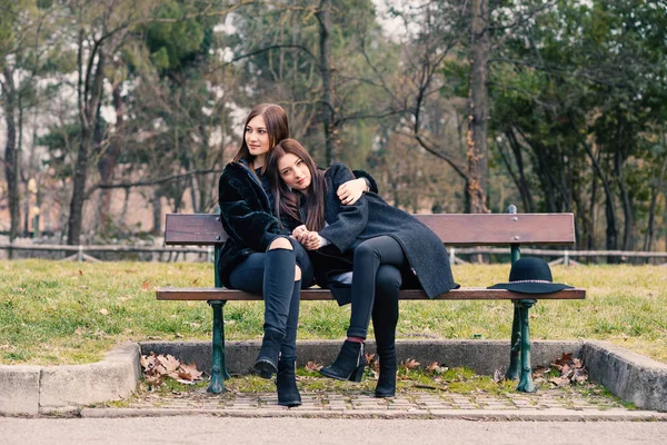 Hermanas Jóvenes Retrato Relajante Aire Libre Sentarse Banco Parque — Foto de Stock