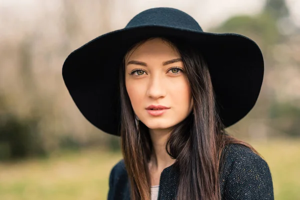 Beautiful Woman Portrait Outdoors Park Wearing Vintage Hat — Photo