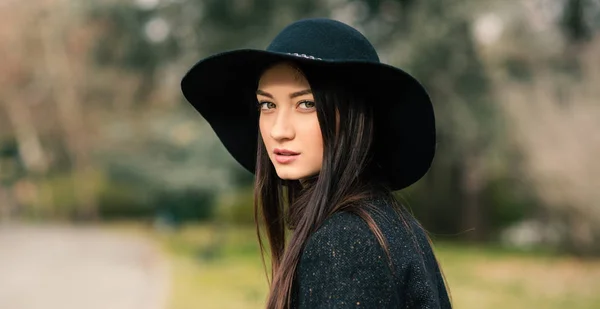 Beautiful Woman Portrait Outdoors Park Wearing Vintage Hat — Stockfoto