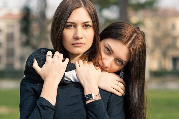 Portrait Intense Jeunes Sœurs Relaxant Plein Air Dans Parc — Photo