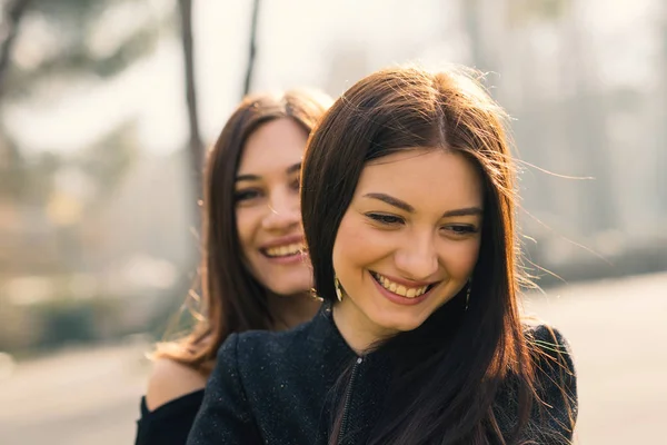 Retrato Hermanas Jóvenes Riendo Aire Libre Parque — Foto de Stock