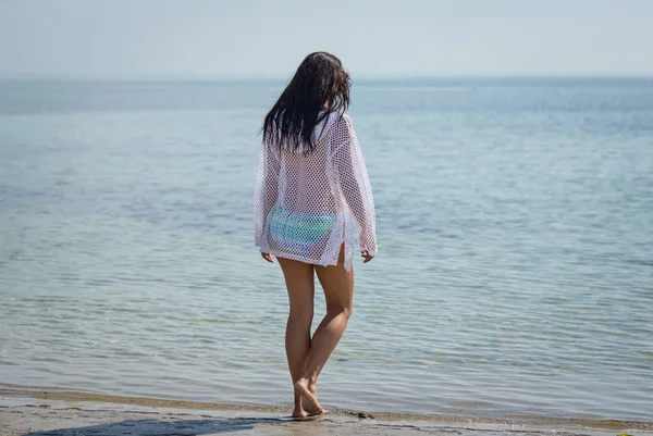 Sensual hispanic woman portrait walking on the beach of Crandon — Stock Photo, Image