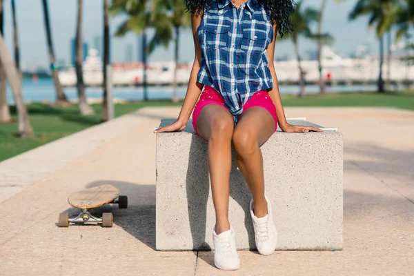 Detalhe de adolescente e prancha longa em South Pointe Park. Sul Seja — Fotografia de Stock