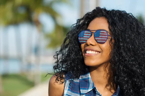 Ritratto ravvicinato di adolescente sorridente che indossa occhiali da sole con Am — Foto Stock