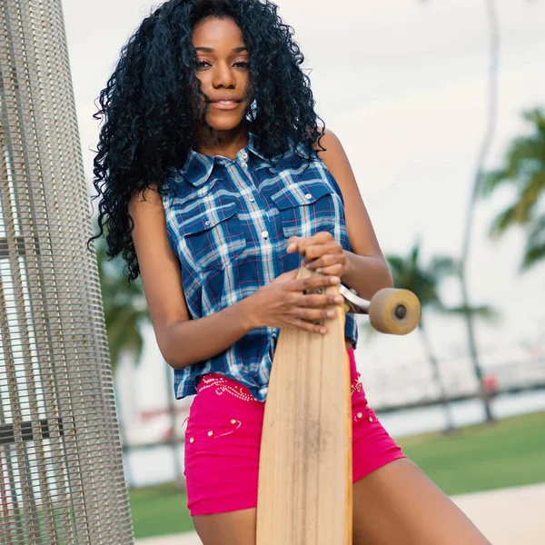 Säker tonåring Holding Long Board i South Pointe Park. Sout — Stockfoto