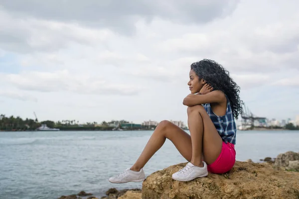 Portret van tiener ontspannen buiten met zee achtergrond. Stream — Stockfoto