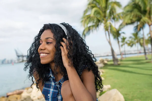 Retrato de adolescente sonriente con auriculares escuchando música —  Fotos de Stock