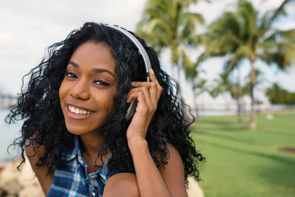 Sonriente adolescente primer plano retrato con auriculares escuchando —  Fotos de Stock