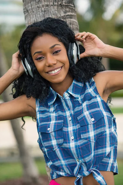 Gelukkige tiener portret met hoofdtelefoon luisteren naar muziek in so — Stockfoto
