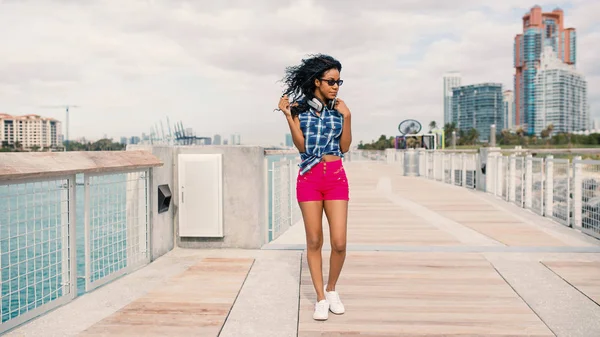 Tiener full body portret in South Pointe Pier. South Beach mi — Stockfoto