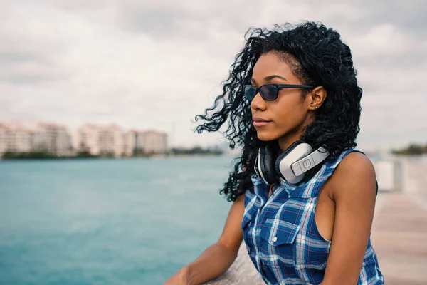 Retrato de cerca de una joven en South Pointe Pier. Bea del Sur —  Fotos de Stock