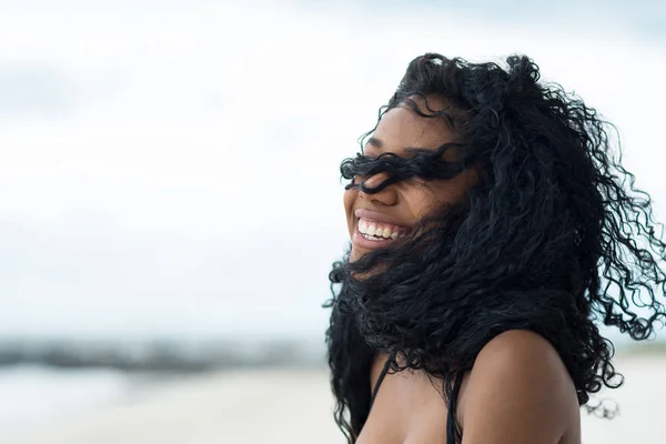 Donna che ride ritratto ravvicinato indossando bikini rilassante su Sout — Foto Stock