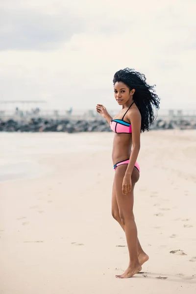Sou üzerinde yürüyen bikini giyen güzel kadın tam vücut portre — Stok fotoğraf