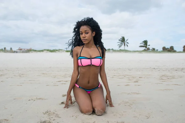 Vacker ung kvinna hela kroppen porträtt klädd Bikini avslappnande — Stockfoto