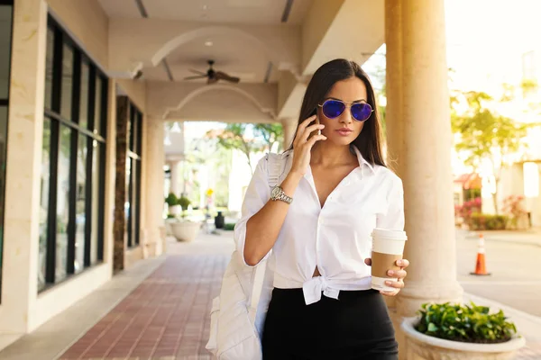 Joven Mujer Negocios Retrato Caminando Aire Libre Mientras Habla Por — Foto de Stock