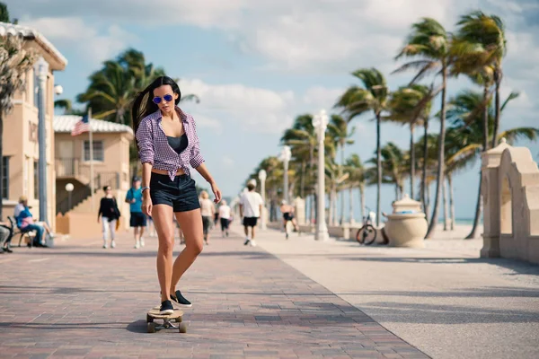 Sporty Unge Kvinde Ridning Lang Bord Hollywood Strand Miami Florida - Stock-foto