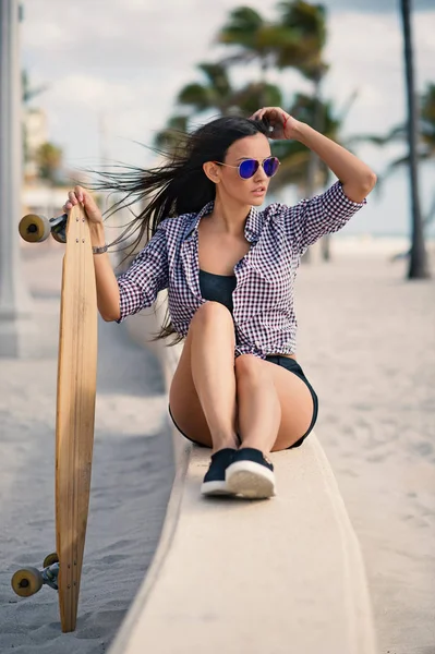 フロリダ州マイアミのハリウッドビーチに長いボードを持つ美しい若い女性の肖像画 フィルタリングされた画像 — ストック写真