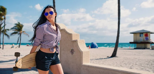 Hermoso Retrato Mujer Joven Con Tabla Larga Playa Hollywood Miami —  Fotos de Stock
