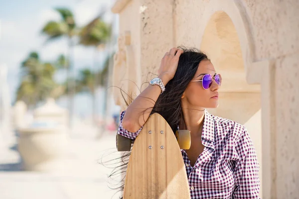 Портрет Молодой Женщины Длинным Пансионом Голливудском Пляже Майами Флорида Фильтрованное — стоковое фото