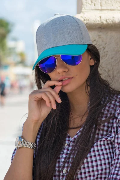 Hermosa Mujer Morena Retrato Con Gafas Sol Sombrero Una Playa — Foto de Stock