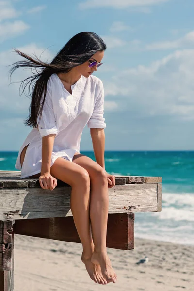 Schöne Frau Ganzkörperporträt Sitzen Auf Einem Rettungsschwimmturm Hollywood Strand Miami — Stockfoto