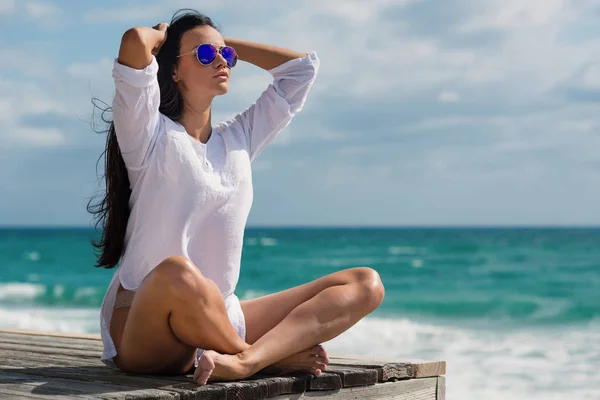 Hermosa Mujer Retrato Cuerpo Completo Sentarse Una Torre Salvavidas Playa —  Fotos de Stock